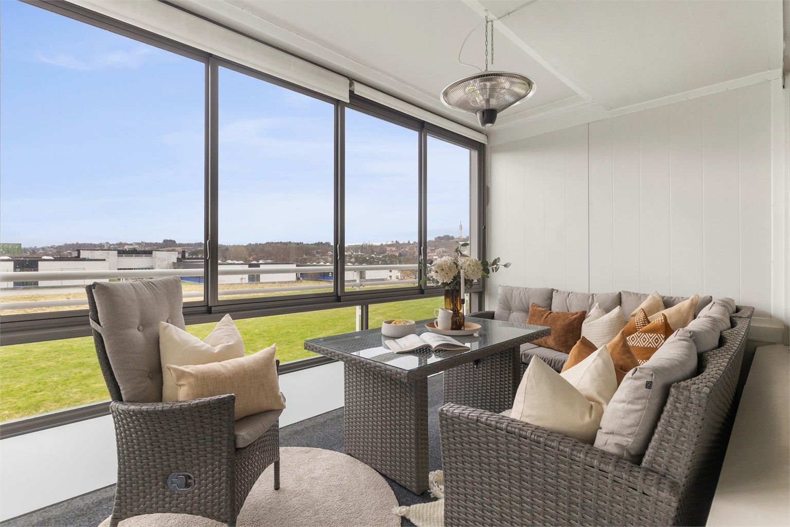 Leiligheten har en innglasset balkong på hele 19 m², som fungerer som en forlengelse av stuen store deler av året. (foto: Marianne Lyse)