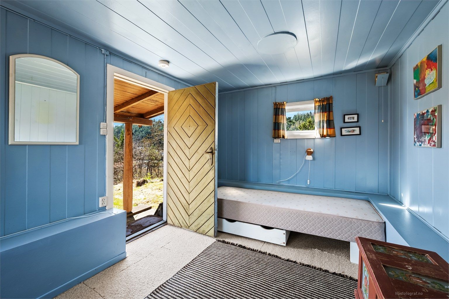 Frittstående uthus (ikke byggemeldt) på 18 kvm. Uthuset inneholder bod, utedo og innredet soverom (ikke byggemeldt eller godkjent).