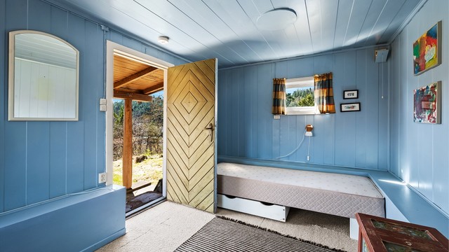 Frittstående uthus (ikke byggemeldt) på 18 kvm. Uthuset inneholder bod, utedo og innredet soverom (ikke byggemeldt eller godkjent).