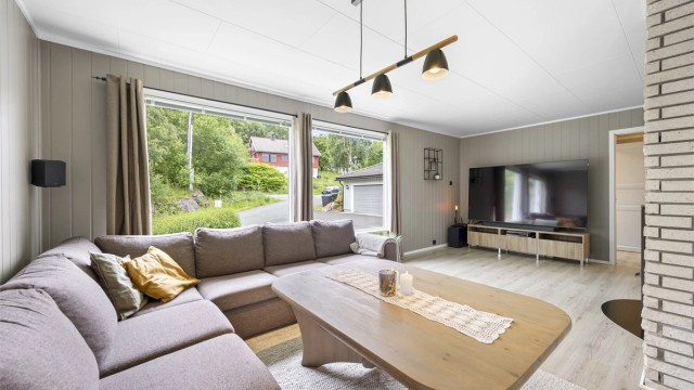 Store vindusflater slipper inn rikelig med dagslys og gir utsyn mot nærområdet.
