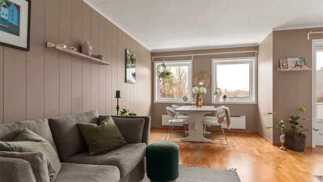 God plass til både sofagruppe og spisestue