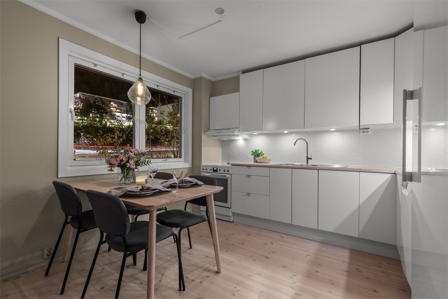 Et praktisk og velutstyrt kjøkken fra 2015 med god skap- og benkeplass som har nok av tumleplass for de mest aktive hobbykokker, og som fremstår som meget funksjonelt. 