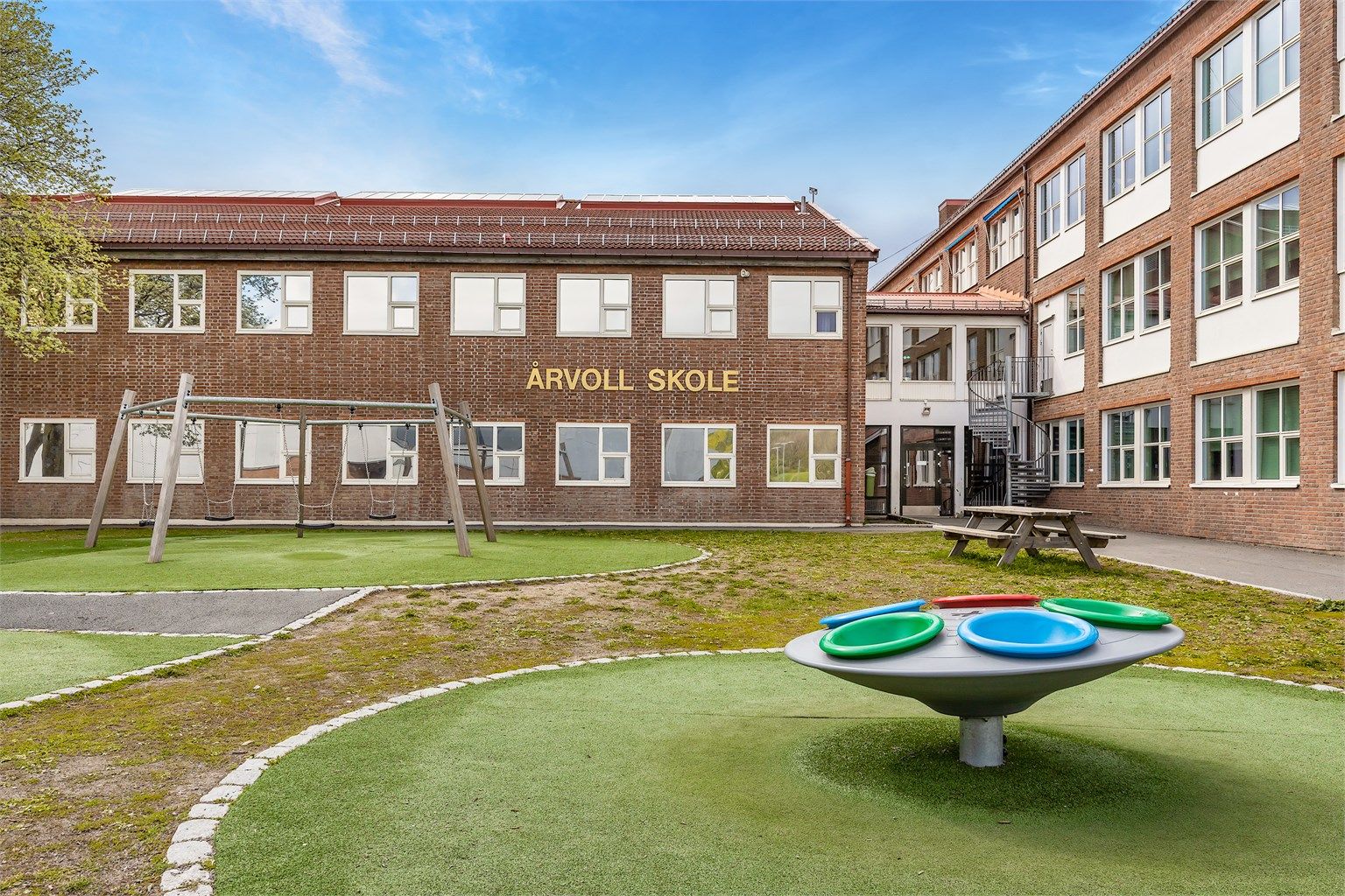 Kort vei til Årvoll skole (1–10. trinn) og lokale idrettsanlegg i nærområdet.