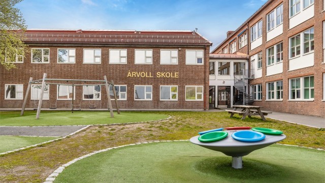 Kort vei til Årvoll skole (1–10. trinn) og lokale idrettsanlegg i nærområdet.