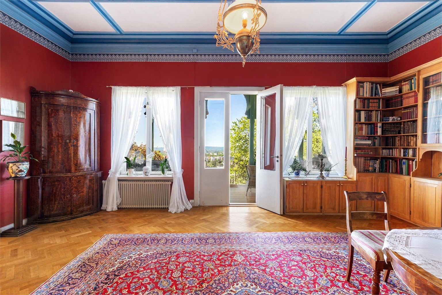 Fra stuen er det direkte utgang til en overbygd veranda på 15 m².