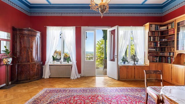 Fra stuen er det direkte utgang til en overbygd veranda på 15 m².