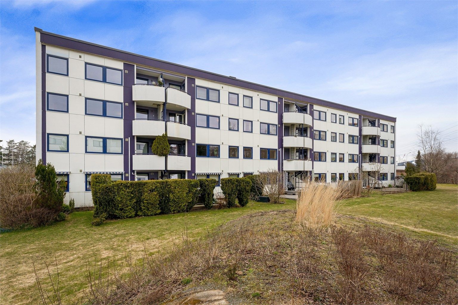 Leilighetsbygget er fra 1968, med fasader kledd i fasadeplater og trepanel.