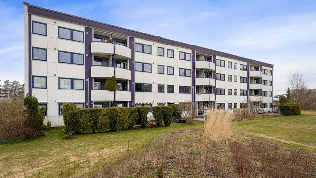 Leilighetsbygget er fra 1968, med fasader kledd i fasadeplater og trepanel.
