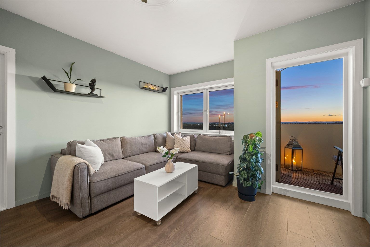 Lun og hyggelig kveldsstemning i stuen.