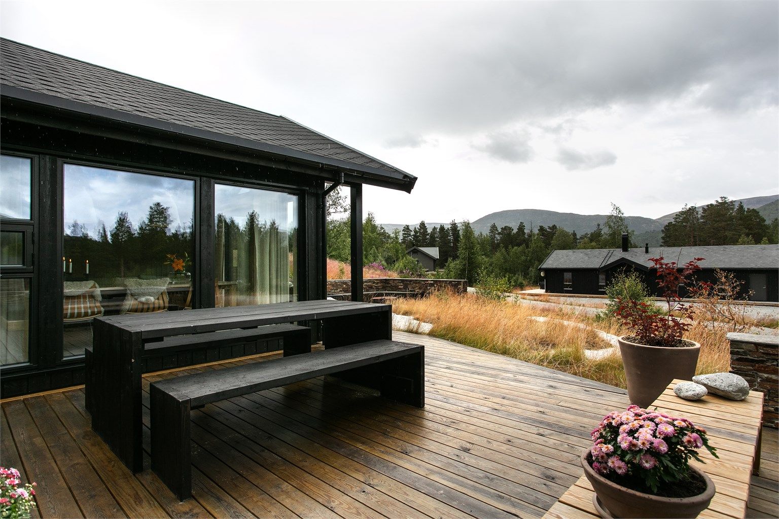 Hytta har en gjennomtenkt arkitektur som glir godt inn i terrenget.