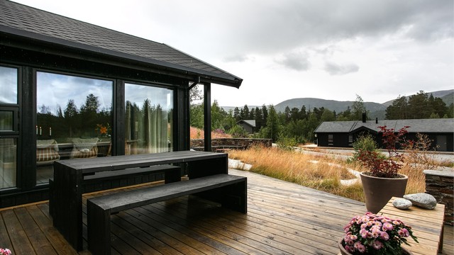 Hytta har en gjennomtenkt arkitektur som glir godt inn i terrenget.