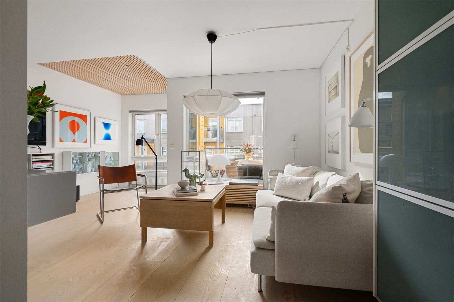 Leiligheten har en gjennomgående planløsning og et nordisk design