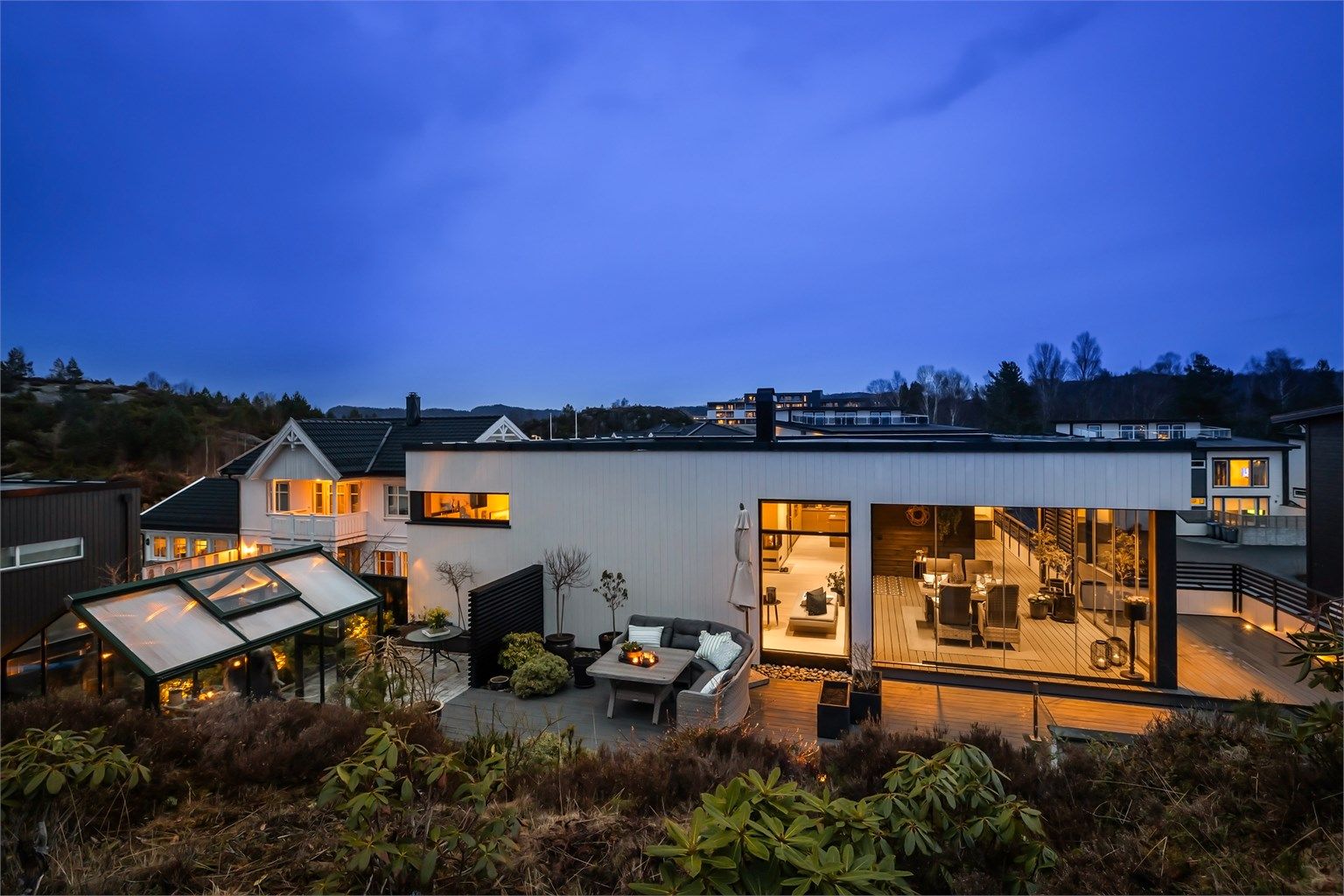 Boligen har nydelige og usjenerte uteområder møt sørvest. Medfølgende eksklusivt drivhus.