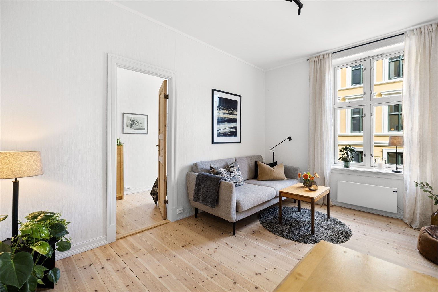 Stuen har en praktisk utforming som gjør den enkel å møblere og utnytte plassen maksimalt. 