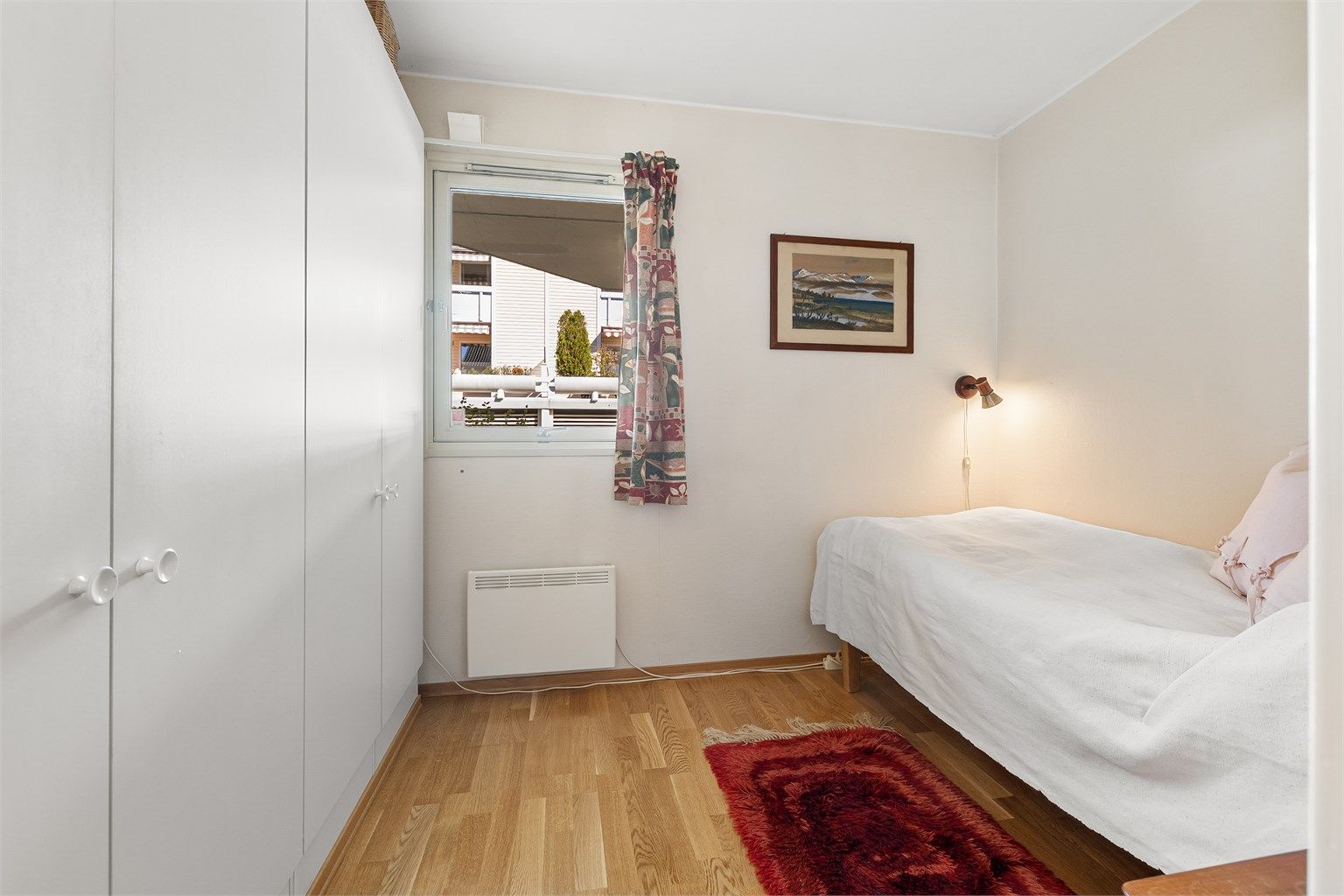 Soverom 2 er vendt mot egen terrasse på nordøst siden av huset