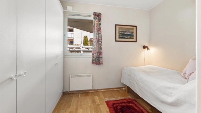 Soverom 2 er vendt mot egen terrasse på nordøst siden av huset