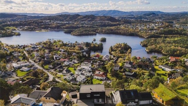 Beliggenheten er svært attraktiv i en rolig blindvei, med et trygt og familievennlig nærmiljø.