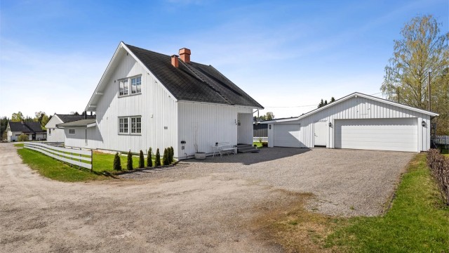 Velkommen til Klevbakken 100! Fin og trivelig enebolig med god plass for hele familien.