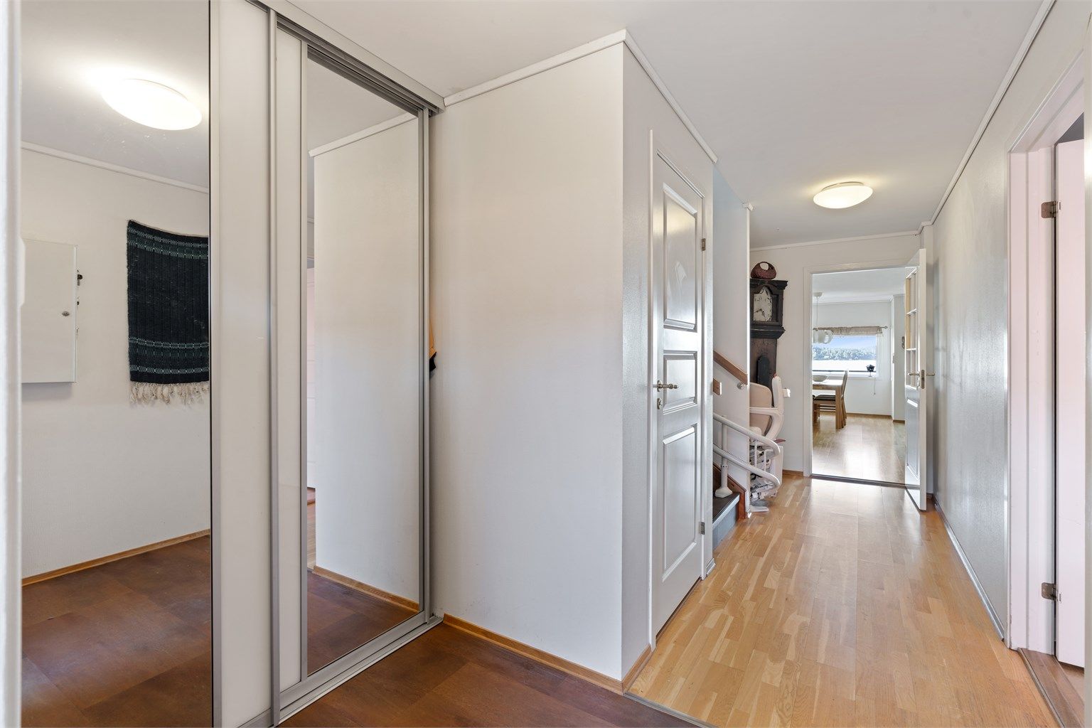 Entré med romslig skyvedørsgarderobe med speilfronter.