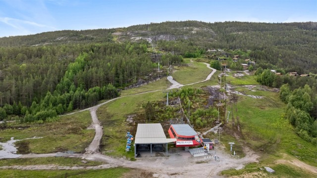 Når snøen legger seg som et teppe over landskapet, forvandles Vrådal til et vintereventyr. Her finner du et moderne skisenter med hele 18 nedfarter og 8 heiser, inkludert en komfortabel 8-seters stolheis.