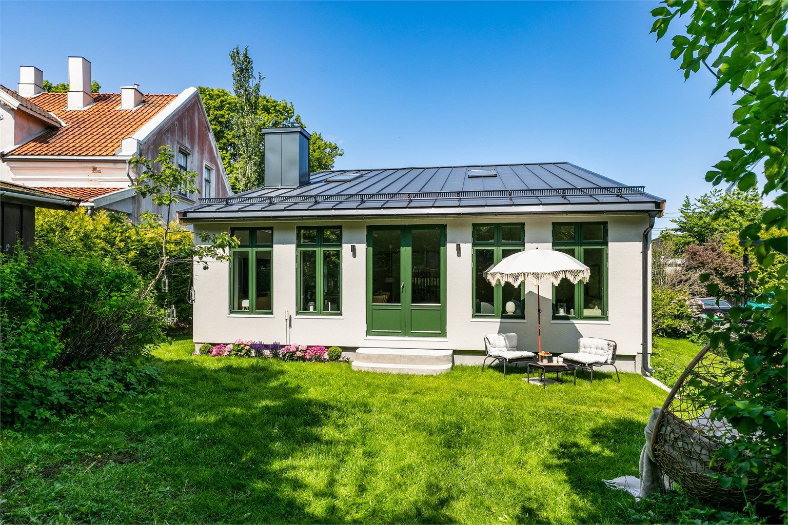 Fasaden ble i 2024 utført med pussede plater og murkonstruksjoner. Yttertaket lagt om med plater i metall. Terrassedører og vinduer er alle skiftet ut.