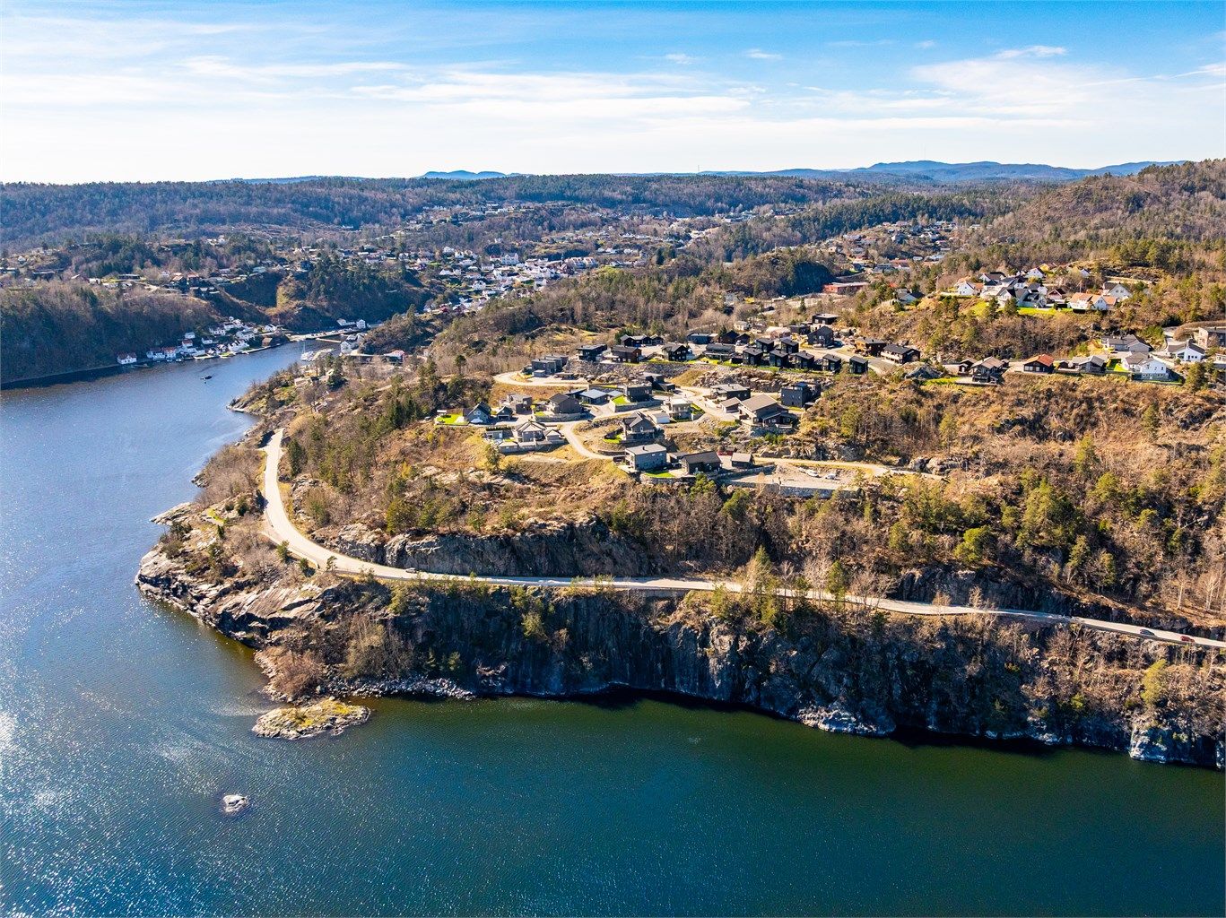 Fra Tangenheia er det kort vei til både skoler, barnehager og Tvedestrand sentrum, som kan nås til fots på ca. 15 minutter.