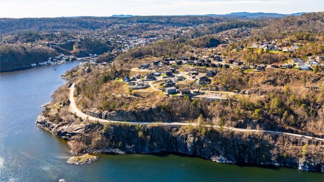 Fra Tangenheia er det kort vei til både skoler, barnehager og Tvedestrand sentrum, som kan nås til fots på ca. 15 minutter.