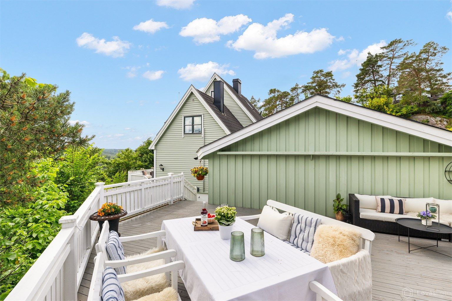 Stor terrasse på hele 40 kvm, med god plass til møblering i flere soner og gode solforhold gjennom dagen.