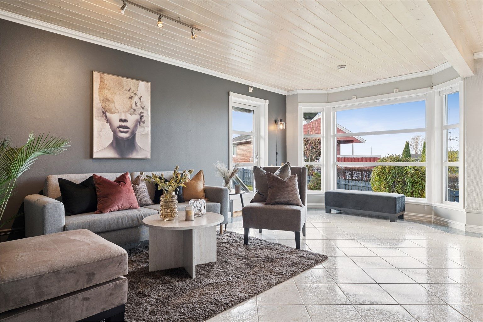 Stue med utgang til terrasse. 