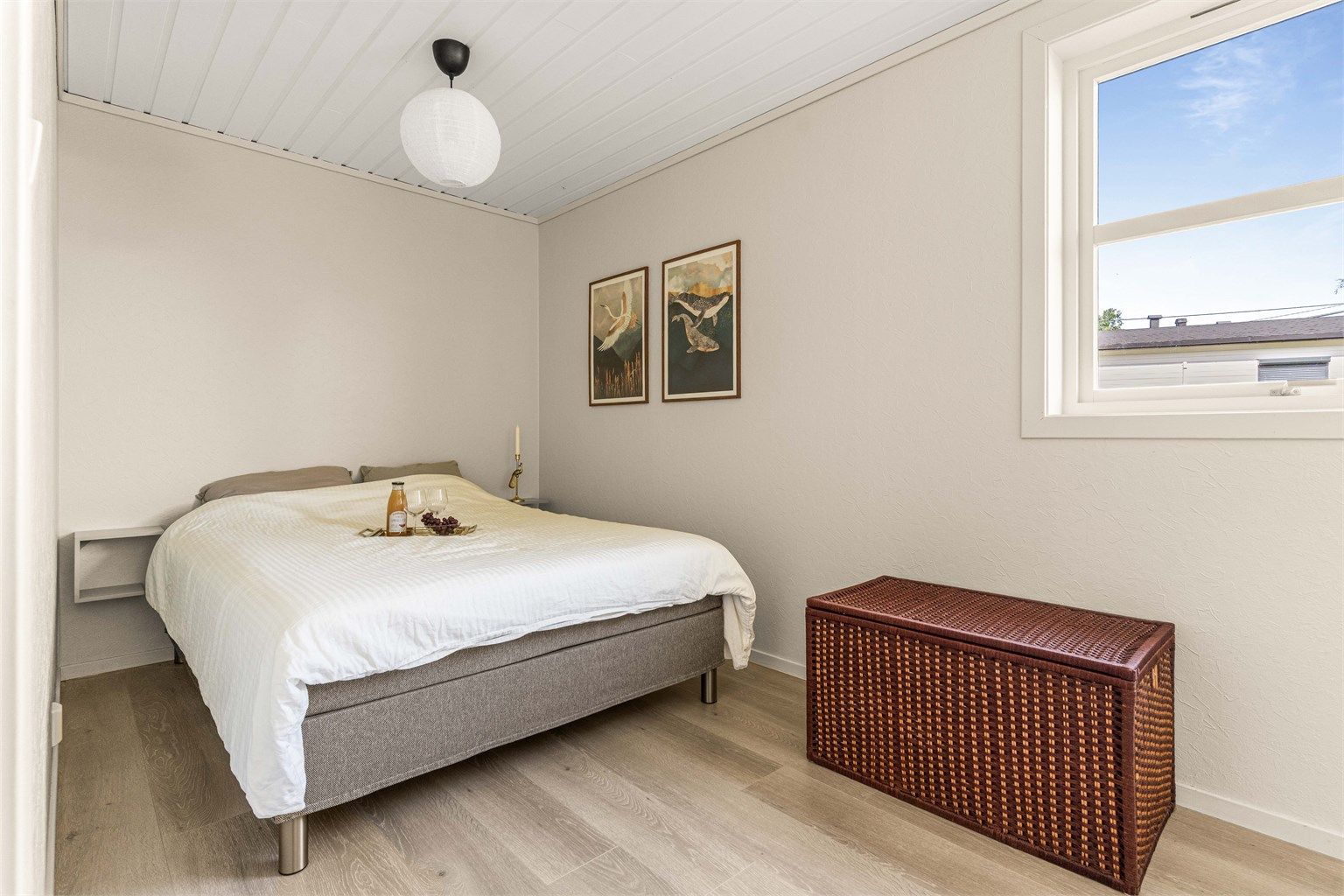 Soverom i underetasje med plass til dobbeltseng og øvrig møblement. (Ikke en del av hybel)