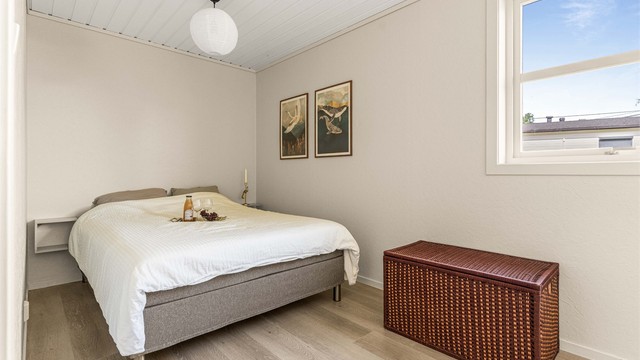 Soverom i underetasje med plass til dobbeltseng og øvrig møblement. (Ikke en del av hybel)