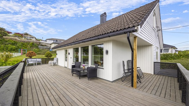Fasaden har en kombinasjon av liggende og stående trekledning. To av veggene har fått ny kledning og er etterisolert.
