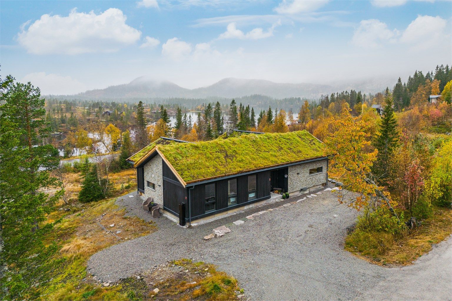 Solrik naturtomt hvor målet er at tomten skal stå i stil med naturen i området.