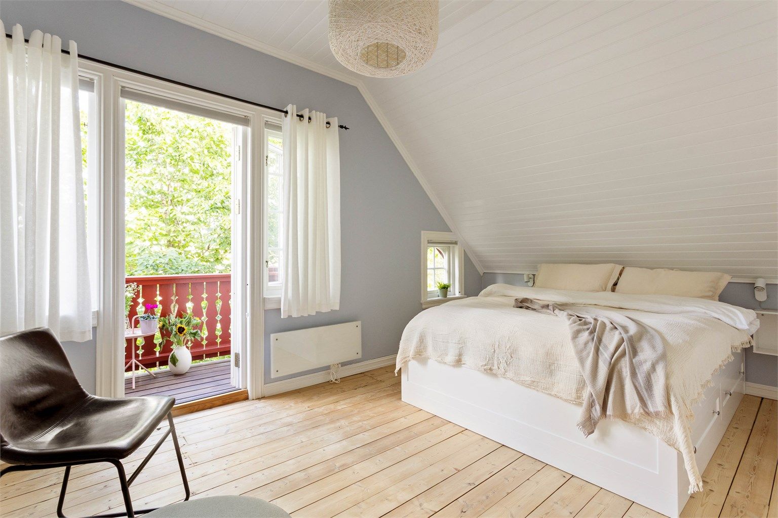 Hovedsoverommet har egen utgang til en liten balkong på 2 m² – akkurat stor nok til en kopp kaffe i morgensolen eller et glass vin en sommerkveld, med utsikt over hage og nabolag mens huset fortsatt sover. Gulvet er lagt med heltre gulvbord, p ...