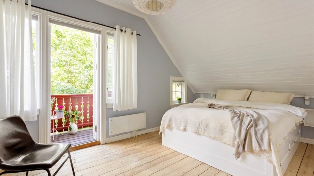 Hovedsoverommet har egen utgang til en liten balkong på 2 m² – akkurat stor nok til en kopp kaffe i morgensolen eller et glass vin en sommerkveld, med utsikt over hage og nabolag mens huset fortsatt sover. Gulvet er lagt med heltre gulvbord, p ...