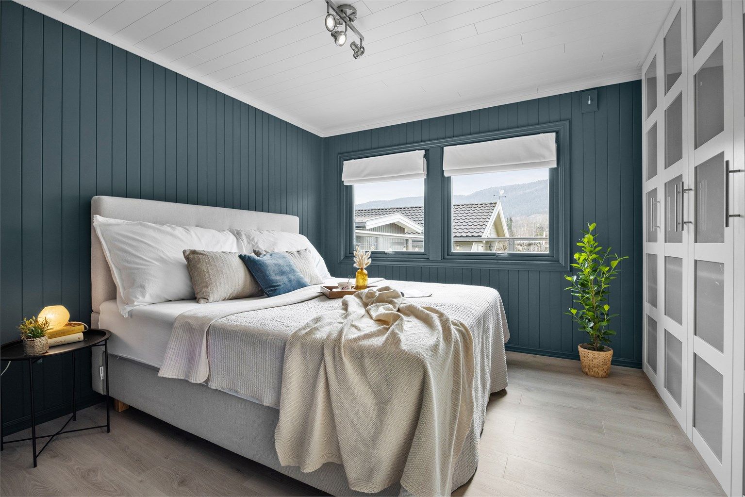 Hovedsoverom med garderobeskap