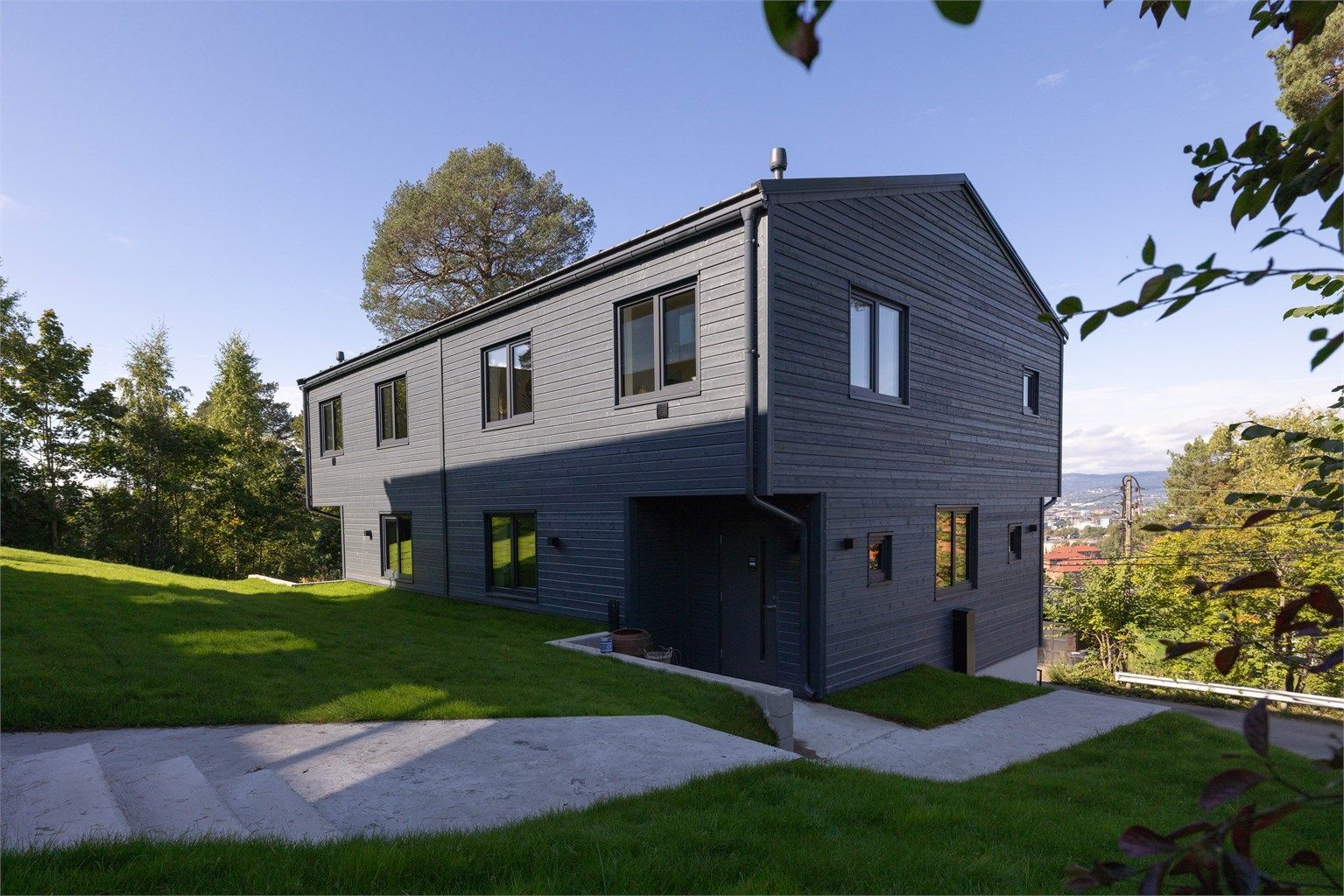 26 B har adkomst via egne trapper på sørsiden av boligen (motsatt side av adkomsten til de øvrige tre boligene)