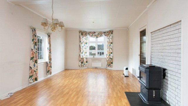 Stuen er romslig og har plass til både sofagruppe og spisebord.