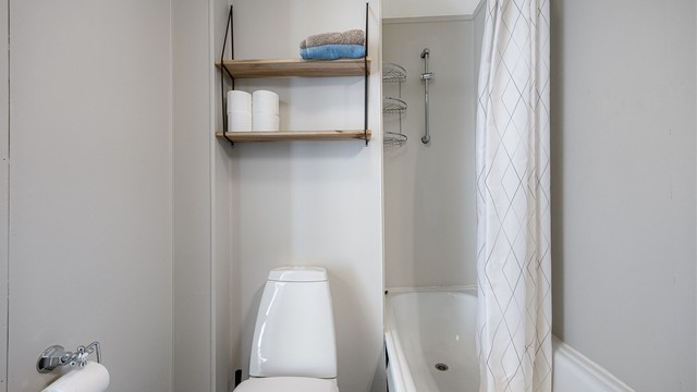 Vegger med våtromsplater og gulvbelegg. Rommet har naturlig avtrekk via ventil i himling.