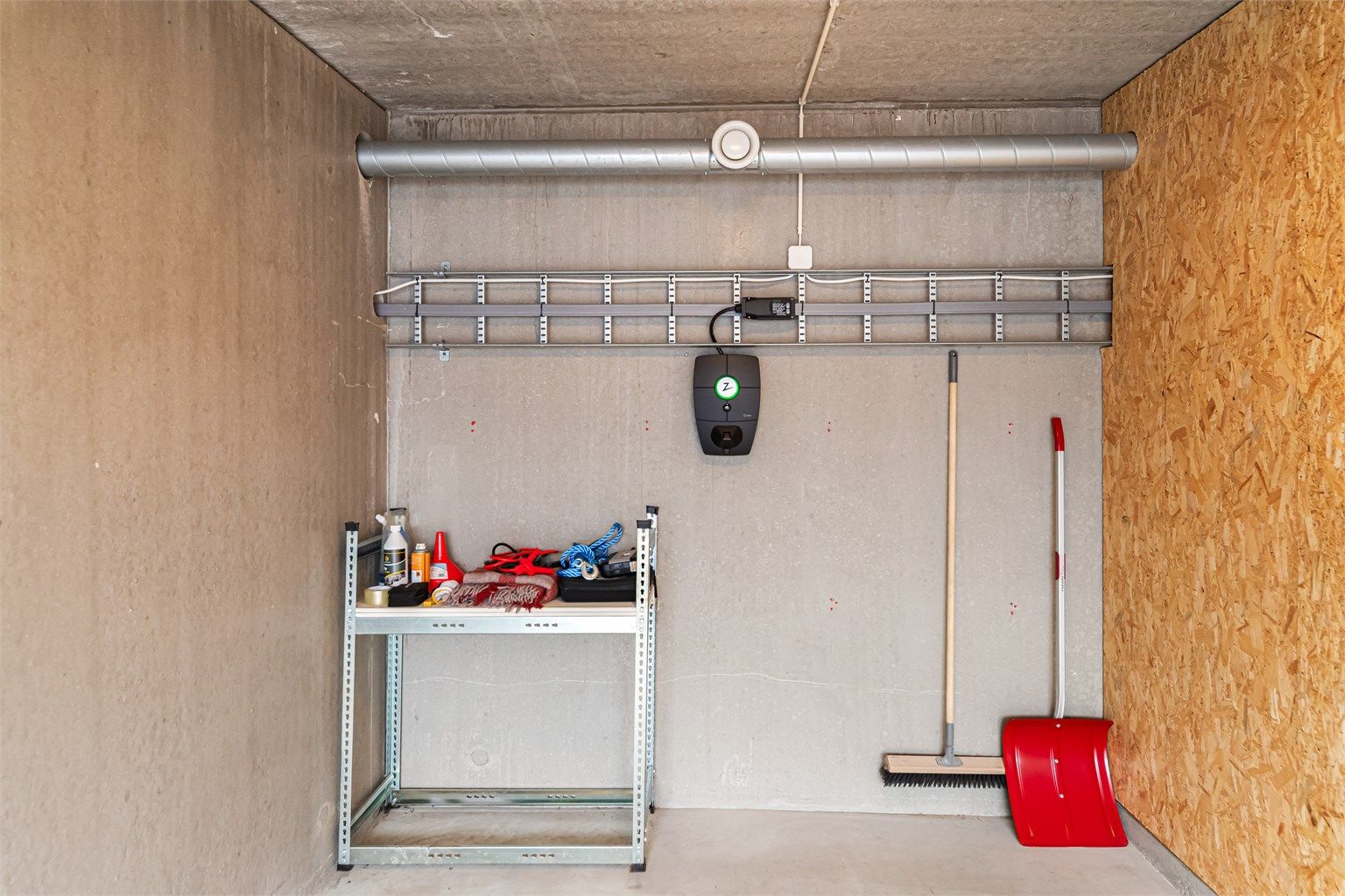 Garasjeplassen er utstyrt med elektrisk leddport, belysning og installert elbillader.