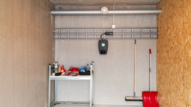 Garasjeplassen er utstyrt med elektrisk leddport, belysning og installert elbillader.