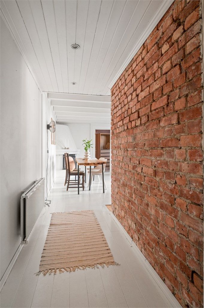 Leiligheten har flotte detaljer som sjarmerende teglstein, fantastisk takhøyde, bjelker, store vinduer og peis.