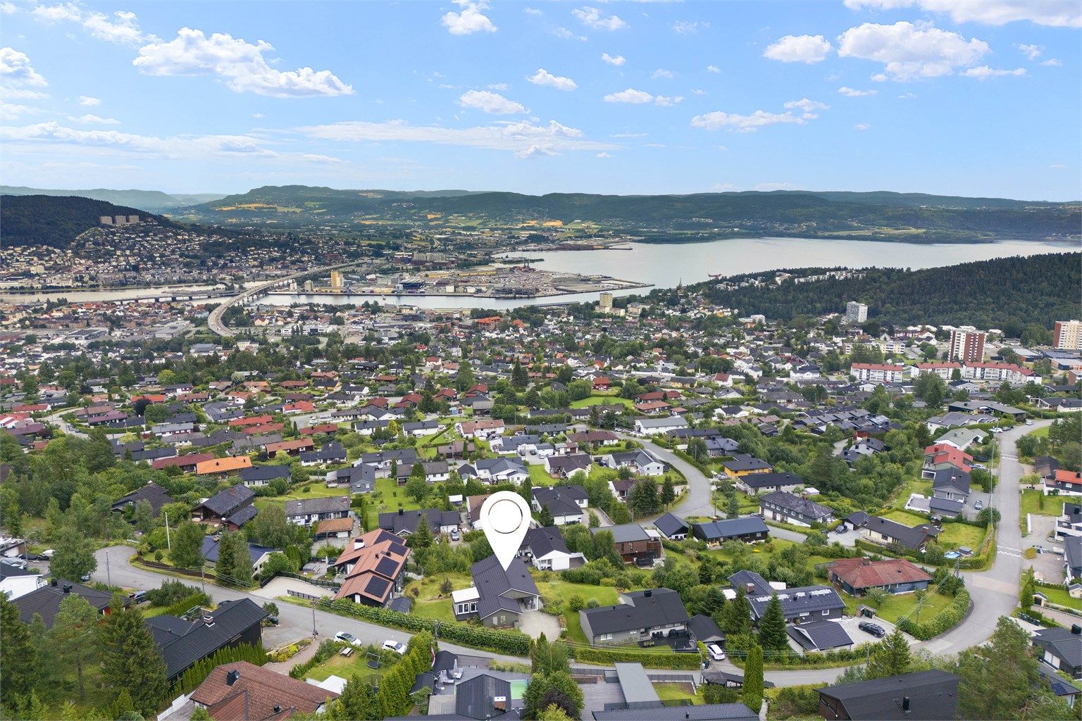 Eiendommen ligger i et veletablert og attraktivt boligområde