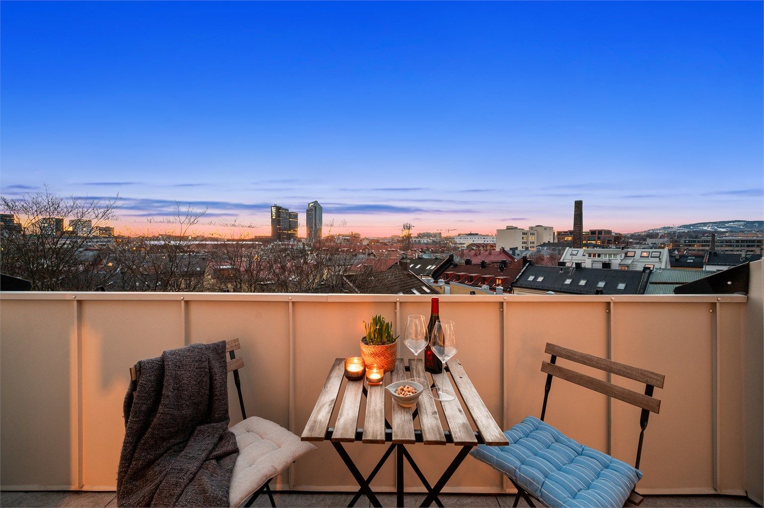 Fra toppetasjen har du en vidstrakt utsikt over byens silhuett.