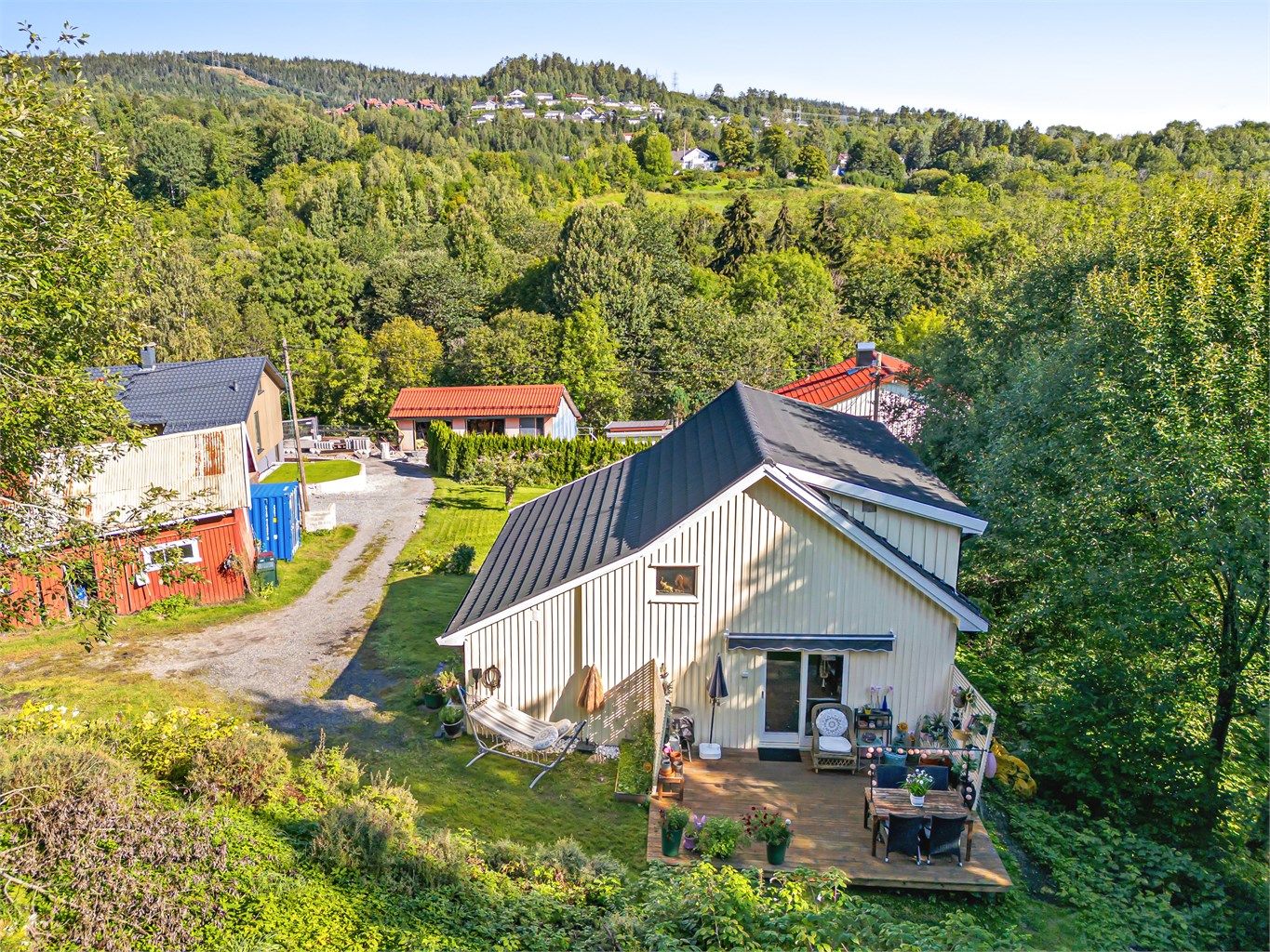 Eiendommen har en rolig beliggenhet i landlige og naturskjønne omgivelser
