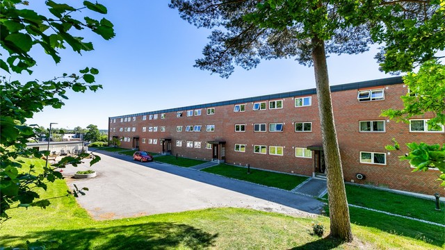 Hovedinngangen er i blokkens østre side. Calling-anlegg betjenes fra leilighetens entré. Det er mulig å kjøre helt frem til inngangspartiet, for enkel av- og pålessing.
