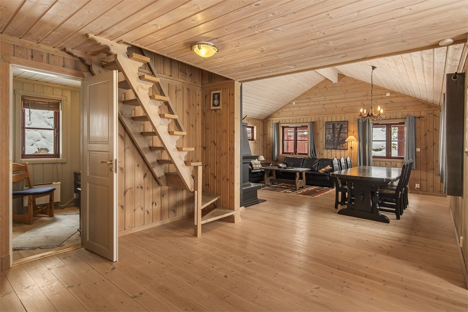 En solid tretrapp forbinder de to etasjene.