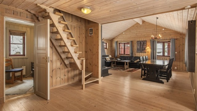 En solid tretrapp forbinder de to etasjene.
