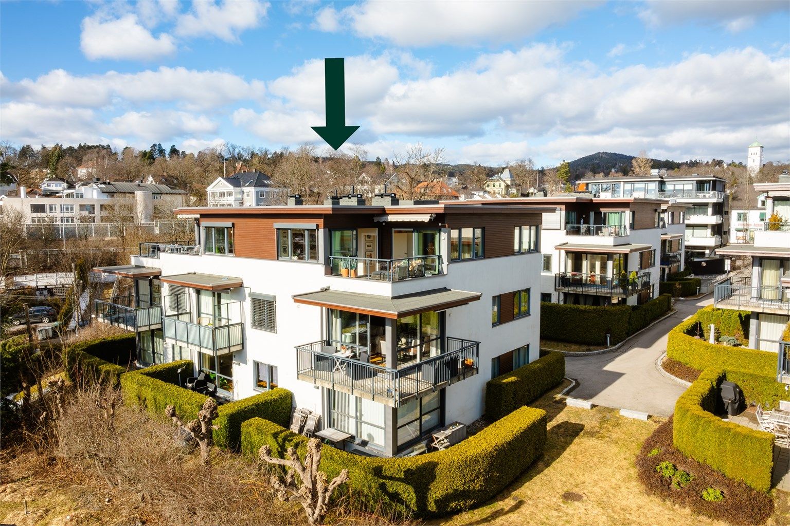 Velkommen til en unik toppleilighet i Holmenveien 16 D! Stor, elegant toppleilighet over hel etasje.