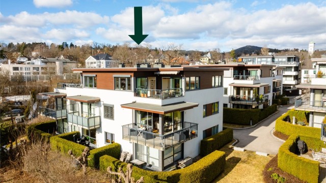 Velkommen til en unik toppleilighet i Holmenveien 16 D! Stor, elegant toppleilighet over hel etasje.